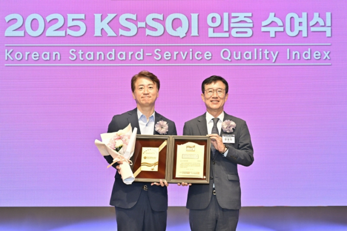 김이강 광주광역시 서구청장(왼쪽)이 3일 서울 롯데호텔 크리스탈볼룸에서 열린 'KS-SQI 상반기 1위 기업 인증수여식'에서 문동민 한국표준협회장으로부터 지방자치단체 행정서비스 부문 5년 연속 1위 인증패를 수여 받은 후 기념촬영을 하고 있다.사진= 광주 서구청