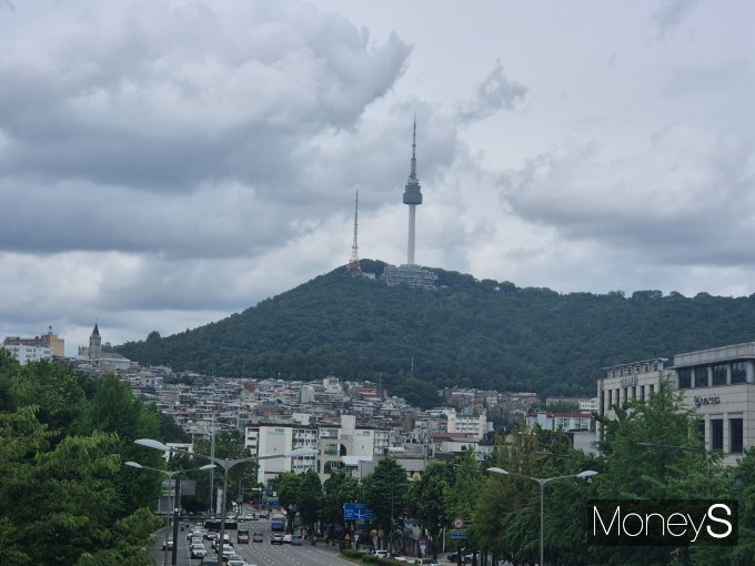 지하철 챌린지는 서울 풍경을 볼 수 있다는 장점이 있다. 사진은 지난 2일 기자가 녹사평역 인근에서 찍은 남산타워 사진. /사진=변한석 기자
