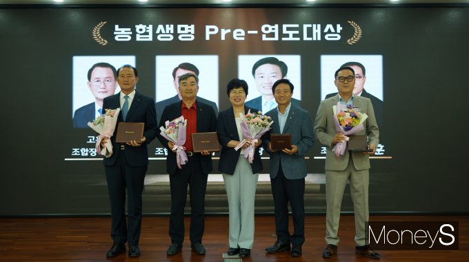 2025년 NH농협생명'Pre-연도대상'을 수상한 전남 4개 농협 사무소 관계자들이 기념 촬영을 하고 있다/사진=농협전남본부 제공.