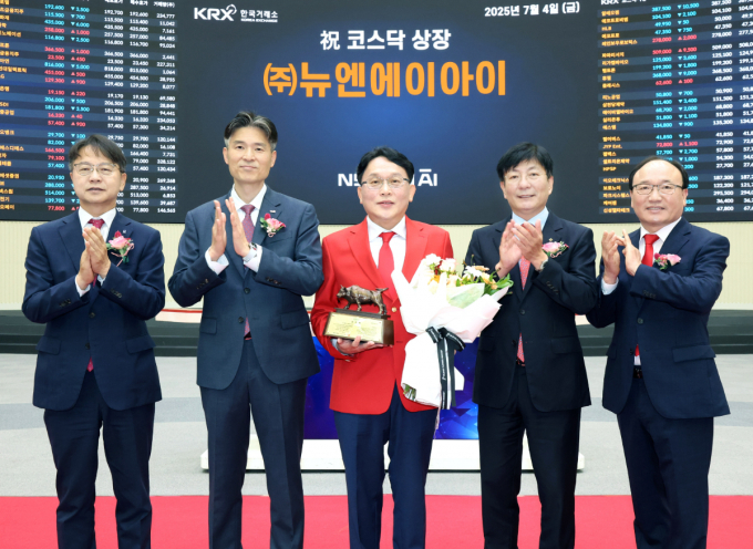 뉴엔AI가 상장날 공모가 대비 2배 이상 오름세다. 사진은 4일 한국거래소 서울사옥 홍보관에서 뉴엔AI 코스닥시장 상장기념식 기념촬영하는 모습. 왼쪽부터 김대영 한국IR협의회 부회장, 민경욱 한국거래소 코스닥시장본부장, 배성환 뉴엔AI 대표이사, 이성 NH투자증권 IB사업부 총괄대표, 강왕락 코스닥협회 부회장. /사진=한국거래소