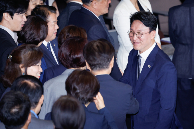 이재명 정부 첫 고위당정협의회가 오는 6일 서울 삼청동 총리 공관에서 김민석 신임 국무총리 주재로 진행된다. 사진은 지난 3일 김 총리(오른쪽)가 서울 여의도 국회에서 열린 제426회 국회(임시회) 제4차 본회의에서 동료 의원들과 악수하는 모습. /사진=뉴스1