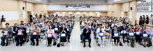 유정복 인천광역시장이 '2025년 2분기 모범선행시민 및 우수 이·통장 표창 수여식'에서 수상자들과 기념촬영을 하고 있다. /사진제공=인천시