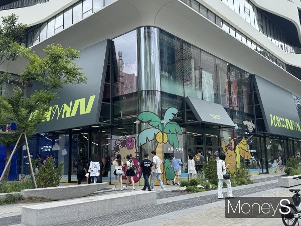서울 성동구에 위치한 올리브영N 성수 매장이 외국인들의 필수코스로 자리잡았다. 사진은 올리브영N 성수 외관./사진=김다정 기자