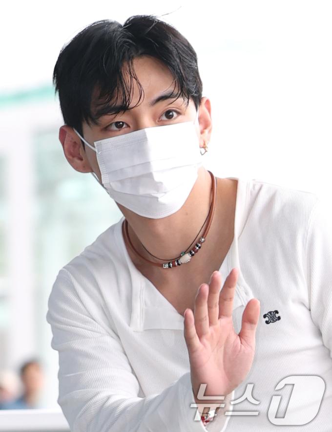 방탄소년단(BTS) 뷔(본명 김태형)가 근육질 몸매를 뽐내며 출국했다. ⓒ News1 권현진 기자