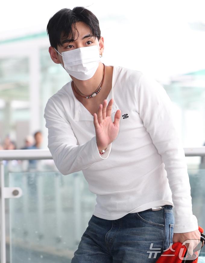 방탄소년단(BTS) 뷔(본명 김태형)가 해외 일정을 위해 4일 오전 인천국제공항을 통해 출국해 인사를 하고 있다. ⓒ News1 권현진 기자