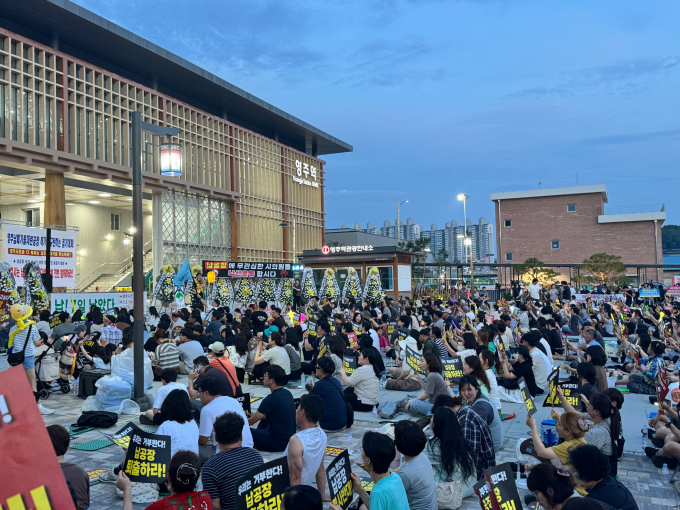 지난 3일 영주역 광장에서 영주 납폐기물 제련공장에 반대하는 시민 2500여 명이 참여해 영주시의 결단을 촉구하고 있다./사진제공=영주납폐기물제련공장반대대책위원회