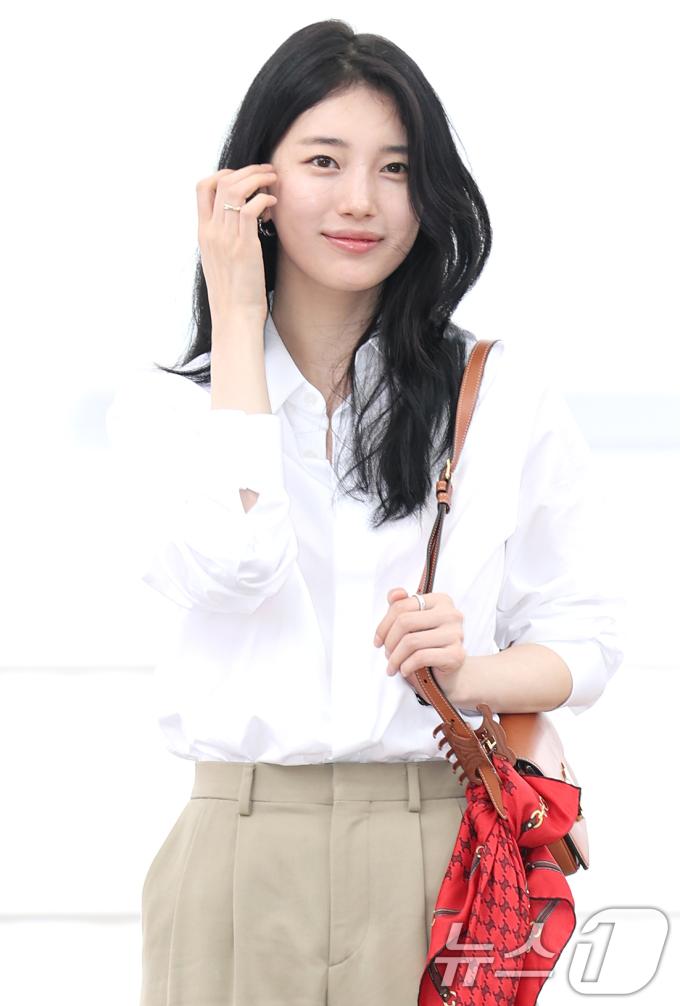 배우 수지가 해외 일정을 위해 4일 오전 인천공항을 통해 출국하고 있다.  ⓒ News1 권현진 기자