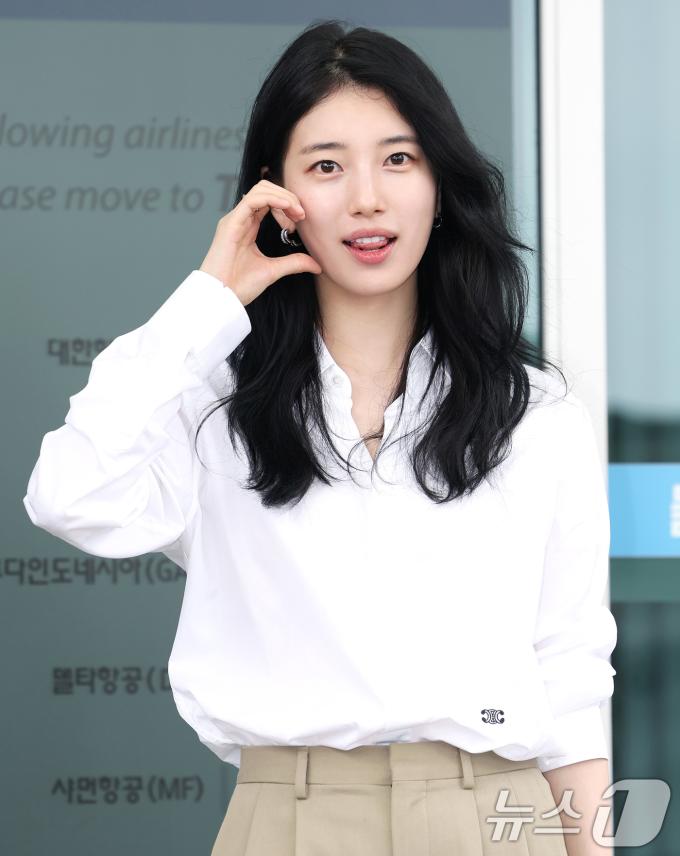 배우 수지가 해외 일정을 위해 4일 오전 인천공항을 통해 출국하기 전 사랑스러운 인사를 전하고 있다. ⓒ News1 권현진 기자