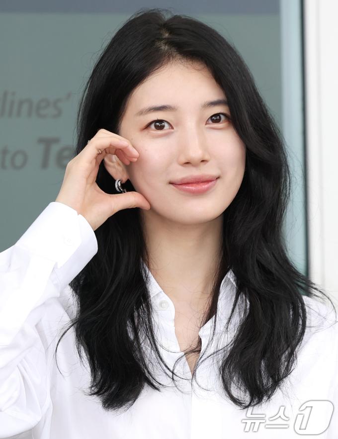 배우 수지가 해외 일정을 위해 4일 오전 인천공항을 통해 출국하기 전 포즈를 취하고 있다. ⓒ News1 권현진 기자