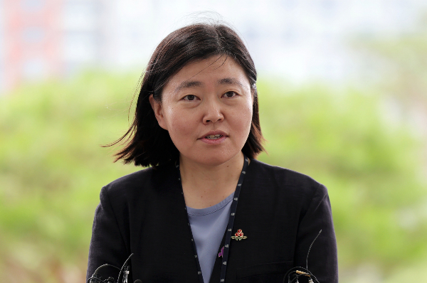 임은정 신임 서울동부지검장이 검찰 개혁이 시급한 상황이라고 강조했다. 사진은 임은정 신임 서울동부지검장이 서울 송파구 서울동부지방검찰청으로 출근하며 취재진 질문에 답변하는 모습. /사진=뉴시스