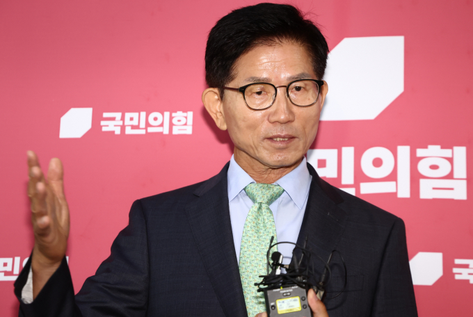 제21대 대선 국민의힘 후보를 나섰던 김문수 전 고용노동부 장관이 전당 대회·경북도지사 출마설 대해 말을 아꼈다. 김문수 전 국민의힘 대선 후보가 4일 서울 여의도 국회에서 송언석 비상대책위원장 겸 원내대표와 면담한 뒤 브리핑을 하고 있다. /사진=뉴스1