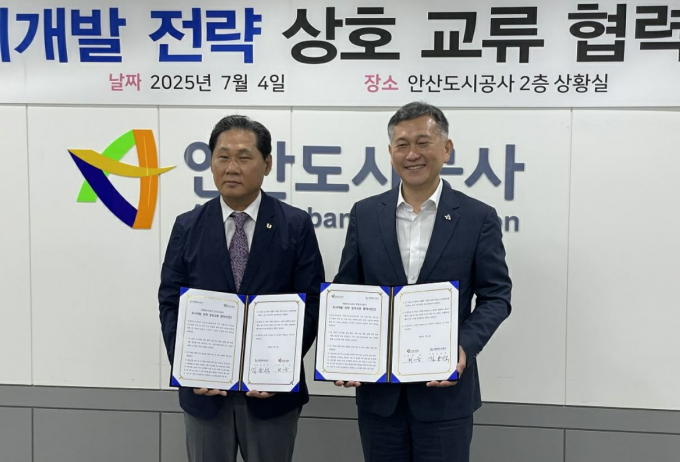 김용석 의정부도시공사 사장(왼쪽)과 허 숭 안산도시공사 사장(오른쪽)이 업무협약 체결 후 기념촬영하고 있다./사진제공=의정부도시공사 