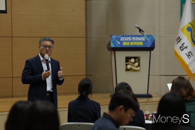 윤현석 전남도 정책수석이 4일 도청 왕인실에서  시군 홍보담당자를 대상으로  '언론이란 무엇인가'를 주제로 강의를 하고 있다./홍기철기자