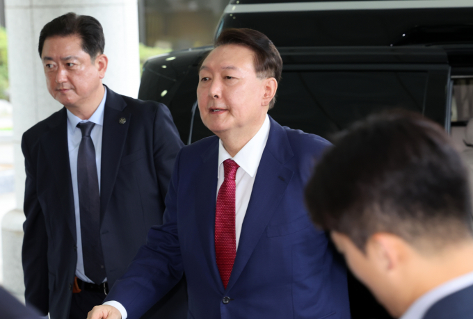 윤석열 전 대통령이 5일 12·3 비상계엄 관련 내란·외환 사건을 수사하는 내란특검팀(특별검사 조은석) 2차 소환 조사 출석을 위해 이날 오전 9시 서울고검에 도착했다. 사진은 윤 전 대통령이 5일 서울 서초구 서울고등검찰청에 마련된 내란 특검 사무실로 출석하는 모습. /사진=뉴시스 