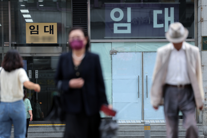 올해 문을 닫는 자영업자 수가 100만을 넘을 것이란 전망이 나온 23일 서울 종로구의 한 건물 입구에 임대 플래카드가 붙어있다. /사진=뉴스1