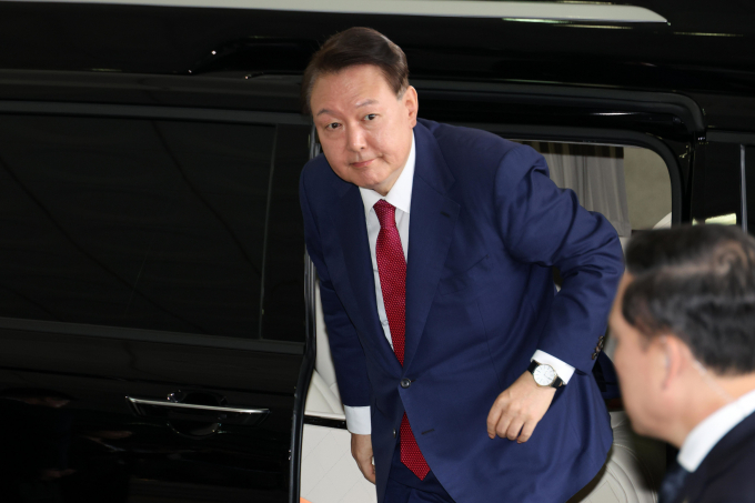 12·3 비상계엄과 관련한 내란·외환 사건을 수사하는 내란 특검이 윤석열 전 대통령 2차 소환 조사가 티타임없이 바로 진행됐다. 사진은 윤 전 대통령이 5일 서울 서초구 서울고등검찰청에 마련된 내란특검에서 2차 대면조사를 받기 위해 출석한 모습. /사진=뉴스1(공동취재) 