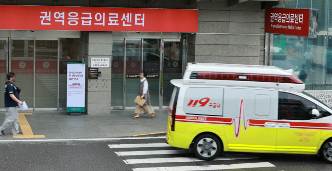  사진은 서울의 한 대학병원 권역응급의료센터 앞으로 구급차가 지나가고 있다. 사진은 기사 내용과 무관함./사진=뉴시스