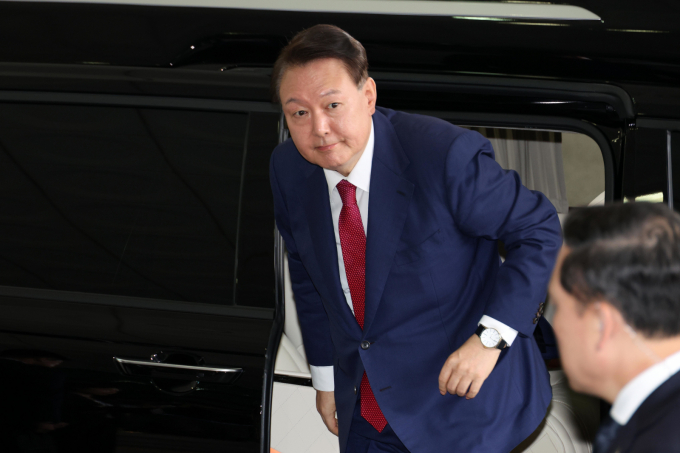  윤석열 전 대통령이 5일 오전 서초구 서울고등검찰청에 마련된 내란특검에서 2차 대면조사를 받기 위해 출석하고 있다./사진=뉴시스