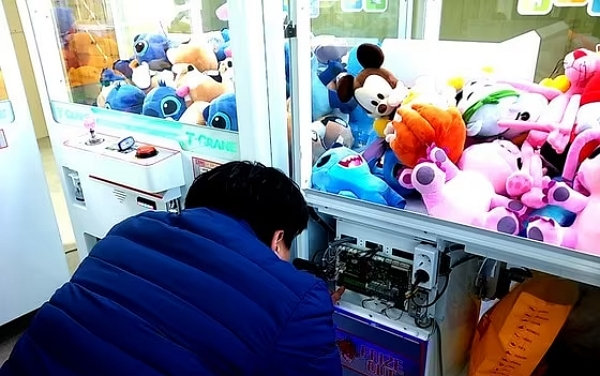 인형뽑기 기계 출구로 몸을 밀어 넣은 남성이 기계 안에 갇혔다가 빠져나왔다. 사진은 기사의 이해를 돕기 위한 자료 사진. /사진=뉴스1