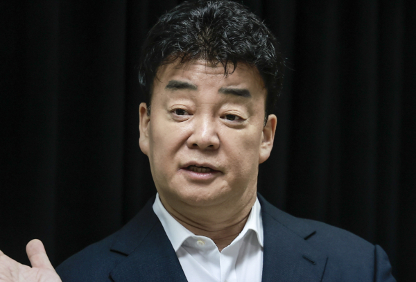 백종원 더본코리아 대표가 '농약 분무기' 위생 논란과 관련해 "식품의약품안전처가 엄중한 조사를 했다"고 해명했지만, 식약처는 "사실무근"이라고 반박했다. 사진은 백종원 더본코리아 대표가 지난 3월28일 서울 서초구의 한 회의공간에서 열린 더본코리아 주주총회에서 취재진의 질문에 답하고 있는 모습. /사진=뉴시스