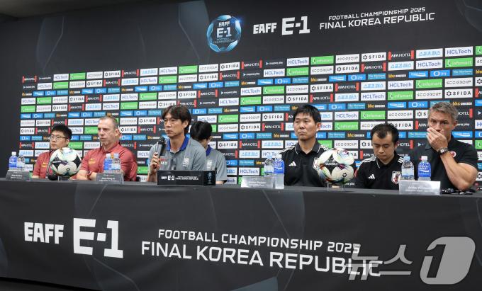 중국 데얀 주르예비치 감독(왼쪽부터)과, 대한민국 홍명보 감독, 일본 모리야스 하지메 감독, 홍콩 애슐리 웨스트우드 감독이 6일 오후 경기도 용인미르스타디움에서 열린 2025 동아시아축구연맹(EAFF) E-1 챔피언십 남자부 공식 기자회견에서 기자들 질의에 답하고 있다. 2025.7.6/뉴스1 ⓒ News1 이동해 기자