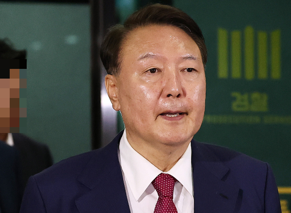 조은석 내란 특검팀이 윤석열 전 대통령의 구속영장에 '윤 전 대통령이 대통령경호처의 체포영장 저지를 지시한 배후 공범'이라고 적시했다. 사진은 윤석열 전 대통령이 지난 5일 오후 서초구 서울고등검찰청에서 내란특검 2차 대면조사를 받은 뒤 청사를 나서고 있는 모습. /사진=뉴스1