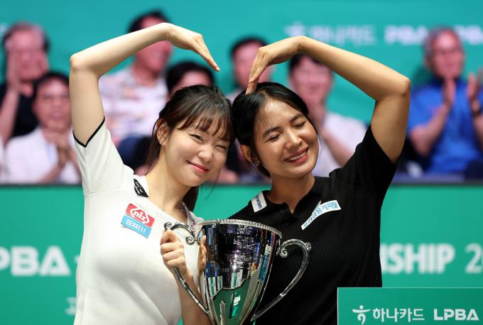 김보라(왼쪽)와 스롱피아비(PBA 제공)