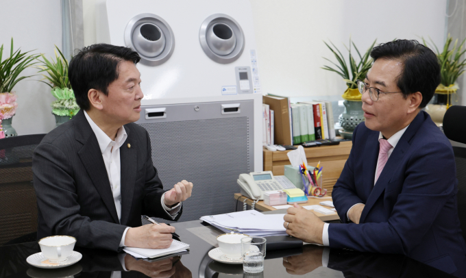  국민의힘 쇄신 작업을 주도할 당 혁신위원회 출범이 무산됐다. 사진은 지난 2일 송언석 국민의힘 비상대책위원장 겸 원내대표(오른쪽)와 혁신위원장으로 내정된 안철수 의원이 서울 여의도 국회 본청 원내대표실에서 회동하고 있는 모습. /사진=뉴스1(공동취재)