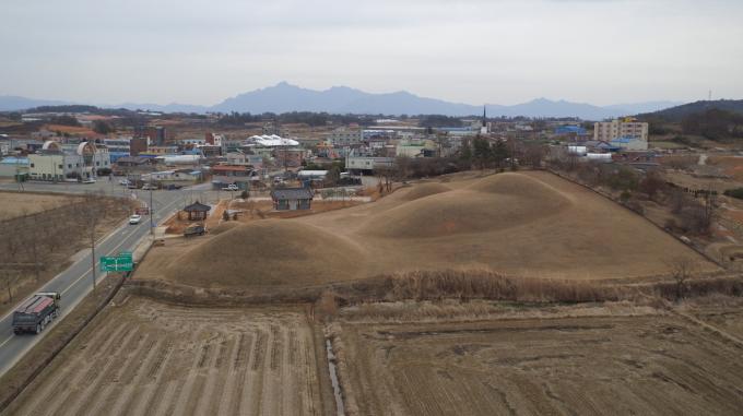 내동리 쌍무덤 전경(국가유산청 제공)