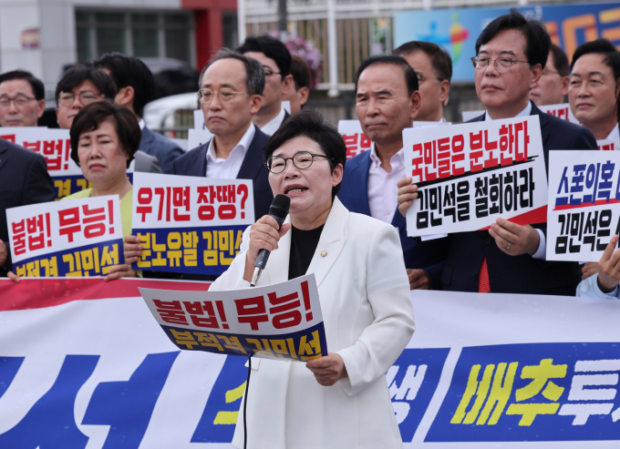 임이자 국민의힘 의원이 지난 1일 서울 용산구 대통령실 앞에서 열린 현장 의원총회에서 김민석 국무총리 후보자 지명 철회를 촉구하고 있다./사진제공=뉴스1