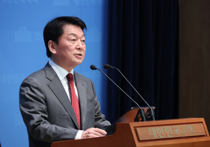 안철수 국민의힘 의원이 8일 서울 여의도 국회에서 당 혁신위원장 직을 거부하고 8월 예정된 전당대회에서 당대표직에 도전하겠다고 선언했다. 사진은 지난 4월27일 안철수 국민의힘 의원이 서울 여의도 국회 소통관에서 지지 호소를 촉구하는 기자회견을 하고 있는 모습. /사진=뉴시스