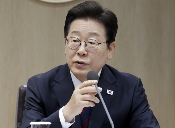 이재명 대통령 국정수행 지지율이 60%를 돌파했다. 사진은 이재명 대통령이 지난 5일 서울 용산 대통령실 청사에서 열린 국무회의에서 발언하고 있는 모습. /사진=뉴시스