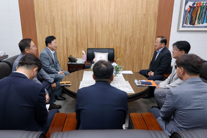 서태원 가평군수(사진 위 왼쪽)와 이병선 속초시장(사진 위 오른쪽)이 지난 4일 속초시청에서 차담회를 갖고 상호 발전을 위한 실질적인 협력 방안을 논의하고 있다. /사진제공=가평군