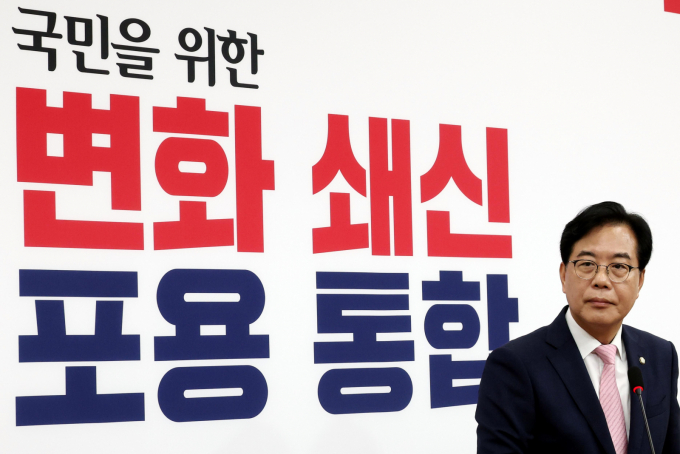 송언석 국민의힘 비상대책위원장 겸 원내대표가 7일 서울 여의도 국회에서 안철수 의원의 당 혁신위원장 사퇴에 대해 "안타깝고 당혹스럽다"며 입장을 전했다. 사진은 지난 2일 송언석 국민의힘 비상대책위원장 겸 원내대표가 서울 여의도 국회에서 열린 취임 기자회견에서 취재진의 질문을 듣는 모습. /사진=뉴시스