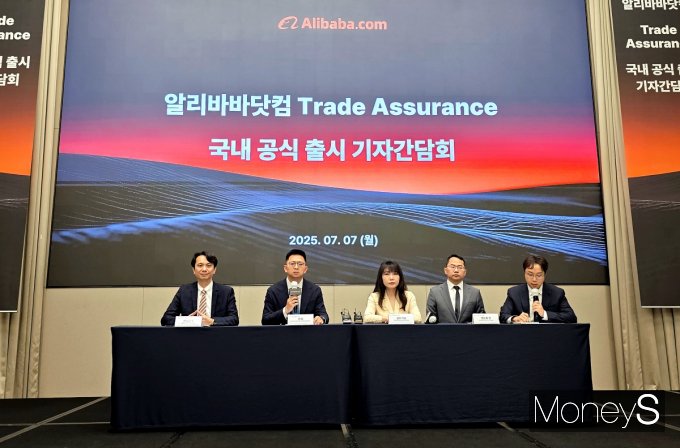 알리바바닷컴의 한국시장 전략과 트레이드 어슈어런스 서비스에 대해 Q&A 시간을 갖고 있는 알리바바닷컴 경영진. 왼쪽부터 마르코 양 알리바바닷컴 코리아 지사장, 션 양 글로벌 사업개발 총괄, 썸머 가오 글로벌 공급망 총괄, 앤드류 천 결제 및 거래 총괄, /사진=황정원 기자