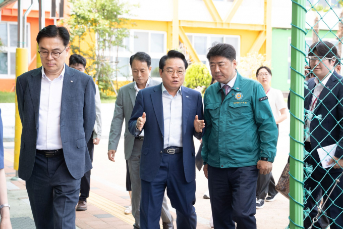  안병길 해진공 사장(앞줄 왼쪽 두 번째)이 오은택 남구청장과 함께 완공된 '안전 바다로 1길' 조성상태를 점검하고 있다./사진=해진공