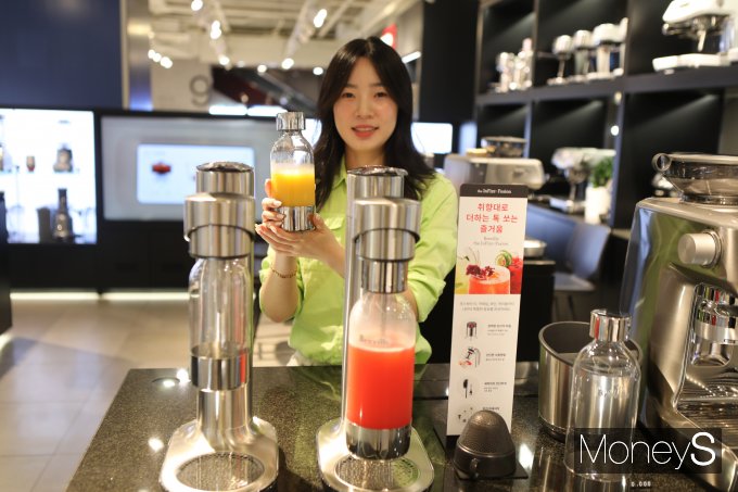 롯데백화점 광주점 9층 브레빌 매장 직원이 탄산수 제조기를 선보이고 있다/사진=롯데백화점 홍보 3팀 제공.