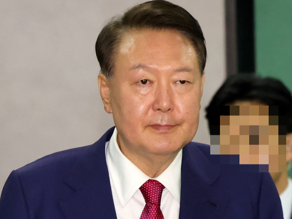 윤석열 전 대통령이 법원의 구속 심문에 직접 출석한다. 사진은 윤석열 전 대통령이 지난 5일 오후 서울 서초구 서울고등검찰청에 마련된 내란특검 사무실에서 2차 대면 조사를 마친 뒤 귀가하고 있는 모습. /사진=뉴시스