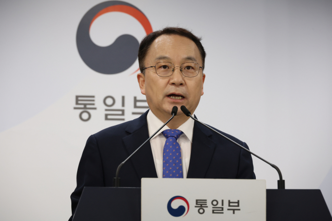 통일부는 표류 북한 주민들 송환 관련 질문에 "동해와 서해상에서 구조된 북한 주민 6명 모두 북한으로 귀환을 적극 희망하고 있는 만큼 인도주의적 견지에서 조속하고 안전하게 이들을 송환한다는 것이 정부의 입장"이라고 밝혔다. 사진은 구병삼 통일부 대변인이 7일 서울 종로구 정부서울청사에서 현안 관련 정례브리핑을 하는 모습.  /사진=뉴시스