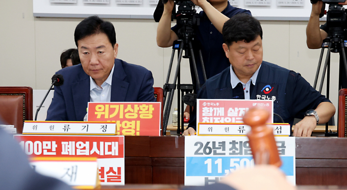 지난 3일 세종시 정부세종청사 고용노동부에서 열린 최저임금위원회 제9차 전원회의가 시작되며 이인재 위원장이 의사봉을 두드리고 있다. / 사진=뉴스1 김기남 기자 /사진=(세종=뉴스1) 김기남 기자