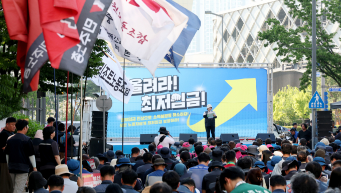 민주노총 조합원들이 3일 오후 최저임금위원회 9차 전원회의가 열리고 있는 세종시 정부세종청사 고용노동부 앞에서 결의대회를 열고  최저임금 인상을 촉구하고 있다. / 사진=뉴스1 김기남 기자 /사진=(세종=뉴스1) 김기남 기자