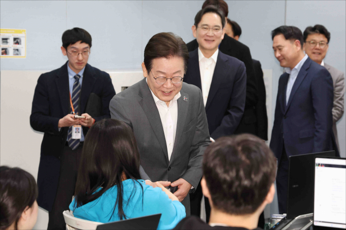 대통령실이 오는 14일부터 청년들의 삶을 개선하는 업무를 담당할 청년담당관을 채용 모집 원서접수를 받는다. 사진은 지난 3월20일 이재명 대통령(당시 더불어민주당 대표)과 이재용 삼성전자 회장이 20일 서울 강남구 역삼동 삼성 청년 소프트웨어 아카데미(SSAFY)에서 열린 '청년 취업 지원 현장 간담회'를 마친 뒤 쳥년들과 인사를 나누는 모습. /사진=뉴시스(공동취재)