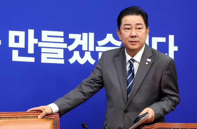 김병기 더불어민주당 원내대표가 7일 '정치 검찰의 실체를 낱낱이 밝힐 독립 기구 설치를 제안한다'고 전했다. 사진은 이날 오전 서울 여의도 국회에서 열린 최고위원회의에 참석하는 김 원내대표. /사진=뉴시스