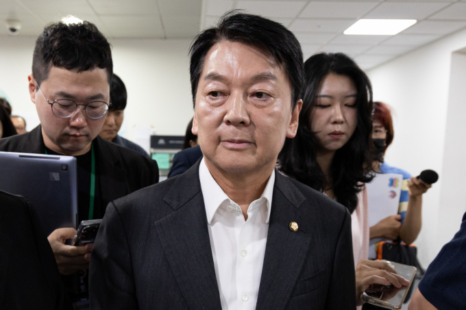 국민의힘 혁신위원장을 사퇴한 안철수 의원이 7일 자신의 페이스북 계정을 통해 당에 가장 먼저 필요한 것은 인적쇄신이라며 글을 올렸다. 안철수 국민의힘 혁신위원장이 7일 서울 여의도 국회 소통관에서 기자회견을 열고 혁신위원장 사퇴 및 전당대회 출마 의사를 밝힌 후 기자회견장을 나서고 있다. /사진=뉴스1