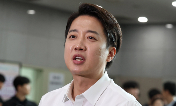 이준석 개혁신당 의원이 7일 자신의 페이스북 계정을 통해 국민의힘 혁신위원회 좌초는 만성적인 문제라며 글을 올렸다. 사진은 지난달 2일 이준석 당시 개혁신당 대선 후보가  경기 시흥시 한국공학대학교 기술혁신파크(TIP)에서 학생들과 점심식사를 하기 전 취재진의 질문을 받고 있는 모습. /사진=뉴시스
