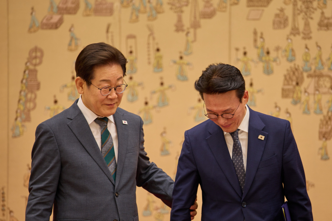 이재명 대통령이 7일 김민석 국무총리와의 오찬 회동 자리에서 안전·질서·민생 등 분야에서 국정을 책임있게 운영해달라고 주문했다. 사진은 지난 4일 이재명 대통령이 서울 용산 대통령실 청사에서 김민석 신임 국무총리에게 임명장을 수여한 뒤 기념촬영을 위해 팔을 잡고 있는 모습. /사진=뉴시스(대통령실 제공)