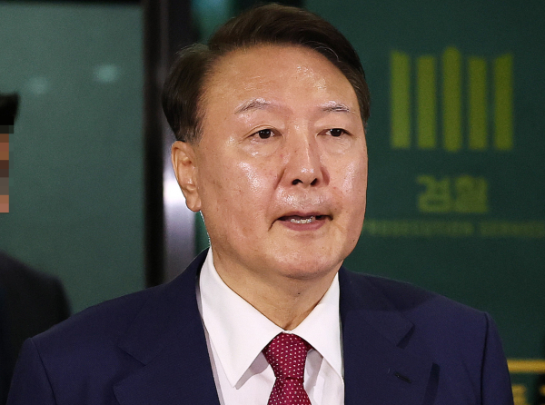 조은석 내란 특검팀이 윤석열 전 대통령 구속영장 청구서가 유출된 데 대해 "중대 범죄"라고 지적했다. 사진은 윤석열 전 대통령이 지난 5일 오후 서초구 서울고등검찰청에서 내란특검 2차 대면조사를 받은 뒤 청사를 나서고 있는 모습. /사진=뉴스1