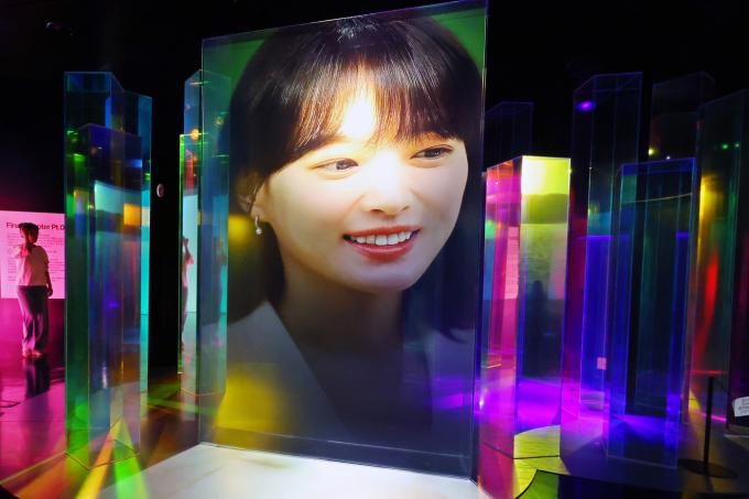 7일 서울 종로구 청와대 사랑채 1층 전시실에서 열린 'K-드라마, 러브 챕터(Love Chapter)'에서 관람객들이 3D 미디어아트를 살펴보고 있다. 2025.7.7/뉴스1 ⓒ News1 황기선 기자