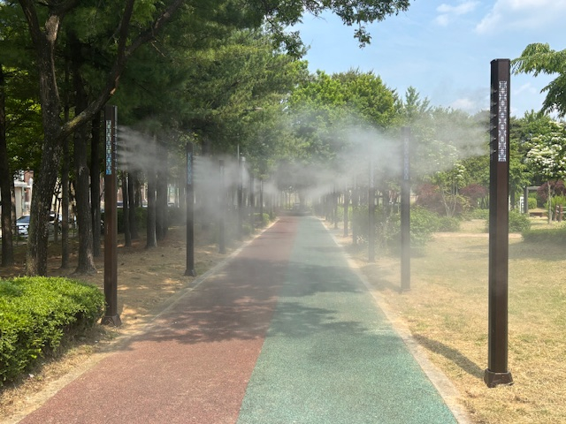 동두천시가 여름철을 맞아 본격적으로 운영중인 안개분사기 가동 모습. /사진제공=동두천시 