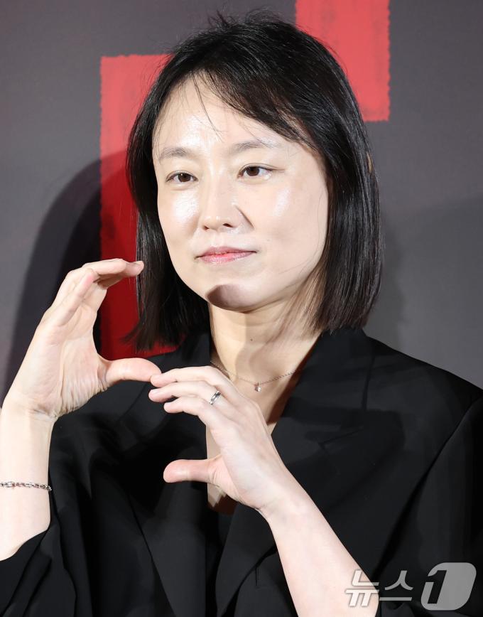 안주영 감독이 7일 서울 용산 CGV에서 열린 웨이브 오리지널 드라마 'S라인'의 제작발표회에 참석해 포즈를 취하고 있다. 'S라인'은 성적 관계를 맺은 사람들 사이에 이어지는 붉은 선, 일명 S라인이 보이기 시작하면서 금지된 욕망과 숨겨진 진실이 드러나는 판타지 스릴러다. 2025.7.7/뉴스1 ⓒ News1 권현진 기자